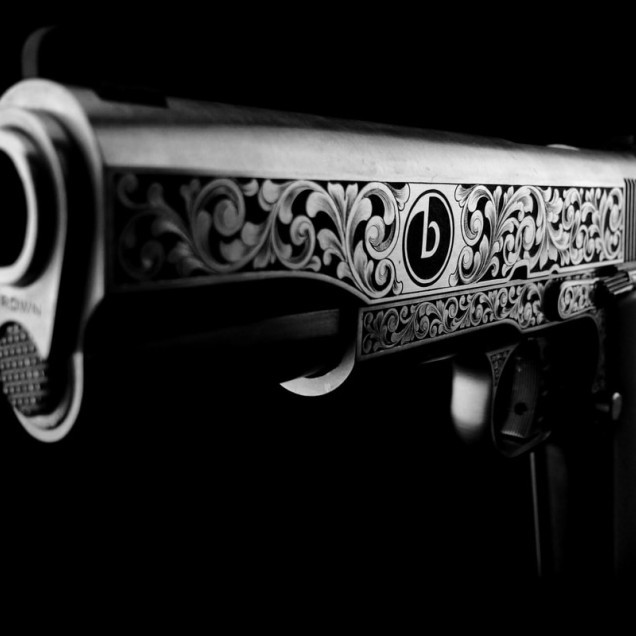 Гравіювання на зброї Фото