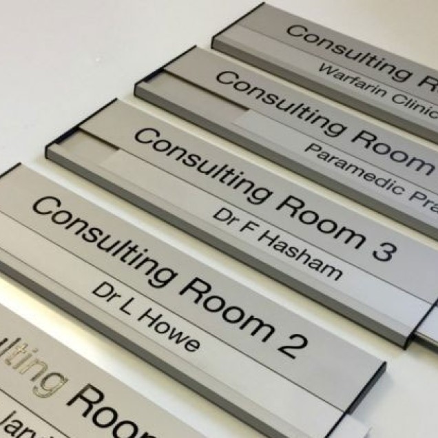 Виготовлення табличок Фото