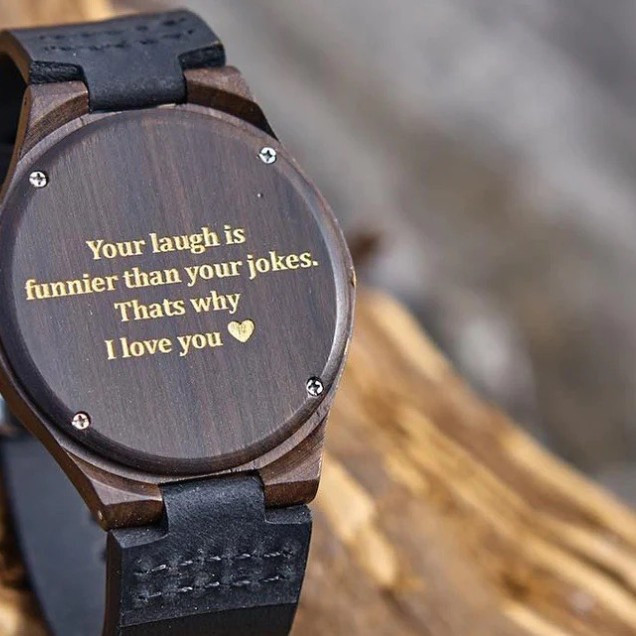 Гравіювання на годиннику Фото