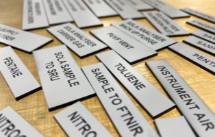 Виготовлення шильдів та табличок